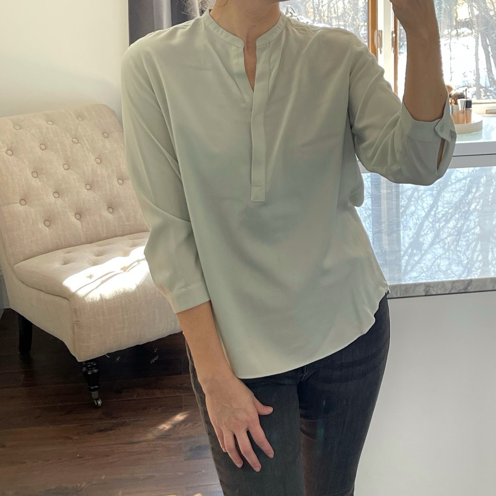 UniQlo Woman long sleeve Blouse. Pastel green color in size M.